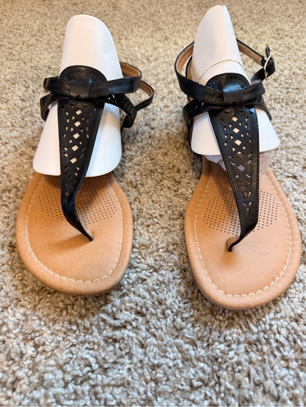 De Blossom Collection Women’s Black Laser-Cut Leather T-Strap Sandals 10M